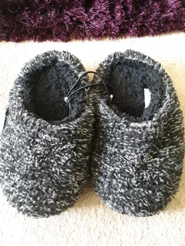 boys slippers size 11
